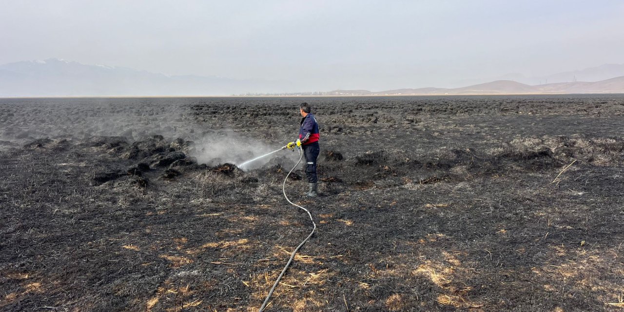 Nehil Sazlığı’ndaki yangın kontrol altına alındı, soğutma çalışması sürüyor