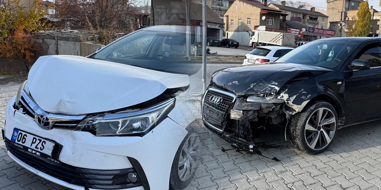 Yüksekova'da trafik kazası: 3 kişi hafif yaralandı