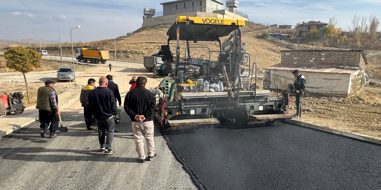 Yüksekova Belediyesi’nden kış öncesi asfalt mesaisi