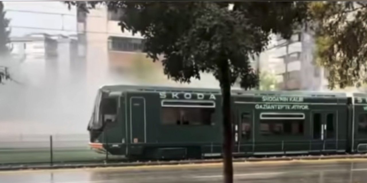 Antep’te yüzlerce yolcunun olduğu tramvaya yıldırım isabet etti