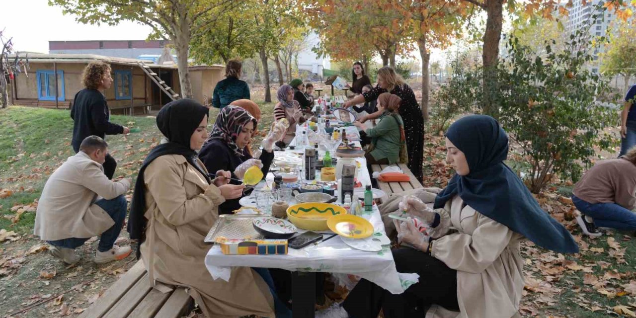 Diyarbakır'da kadınlar atölyede atıkları dönüştürüyor