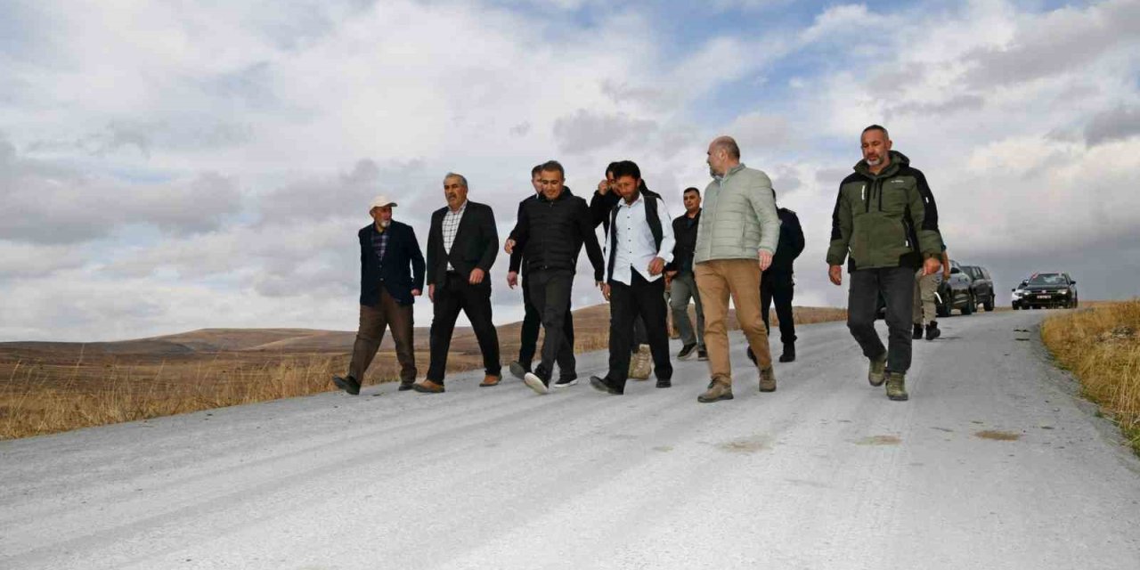 Ardahan Valisi Çiçek, köy yollarını denetledi