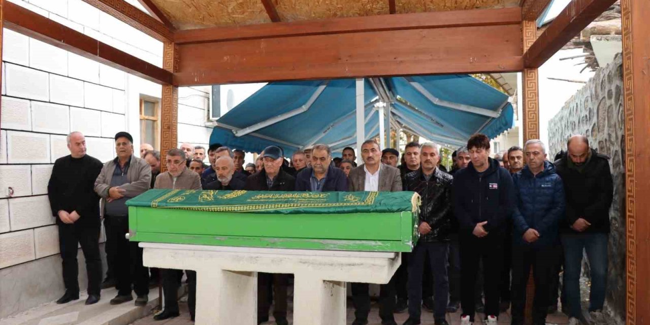 Erzurum'un Olur İlçesinde eski belediye başkanı dualarla uğurlandı