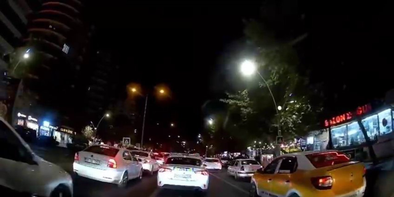 Yere düşen çocuğun hastaneye yetiştirilebilmesi için polis sıkışık trafiği açtı