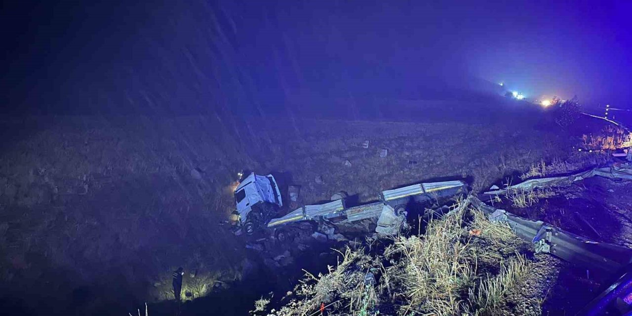 Şarampole devrilen çekicinin sürücüsü hayatını kaybetti