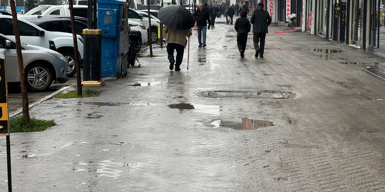 Yüksekova’da yağmur ve kar yağışı etkili oldu