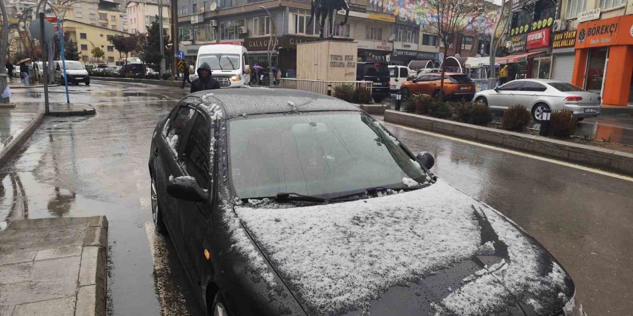 Hakkari’de merkezde yağmur, yüksek kesimlerde kar etkili oldu