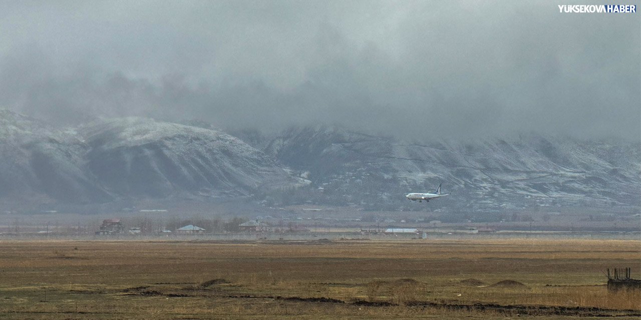 Yüksekova’da gece başlayan yağış Cilo dağlarını beyaza bürüdü