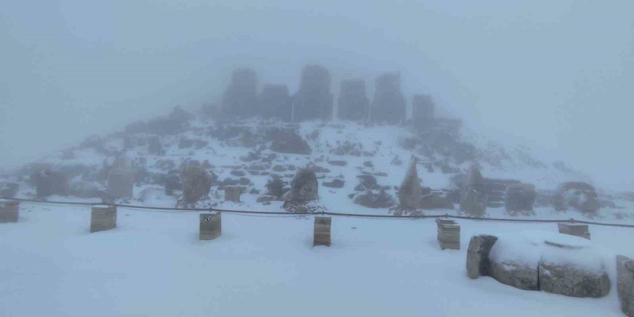 Nemrut'ta mevsimin ilk karı yağdı