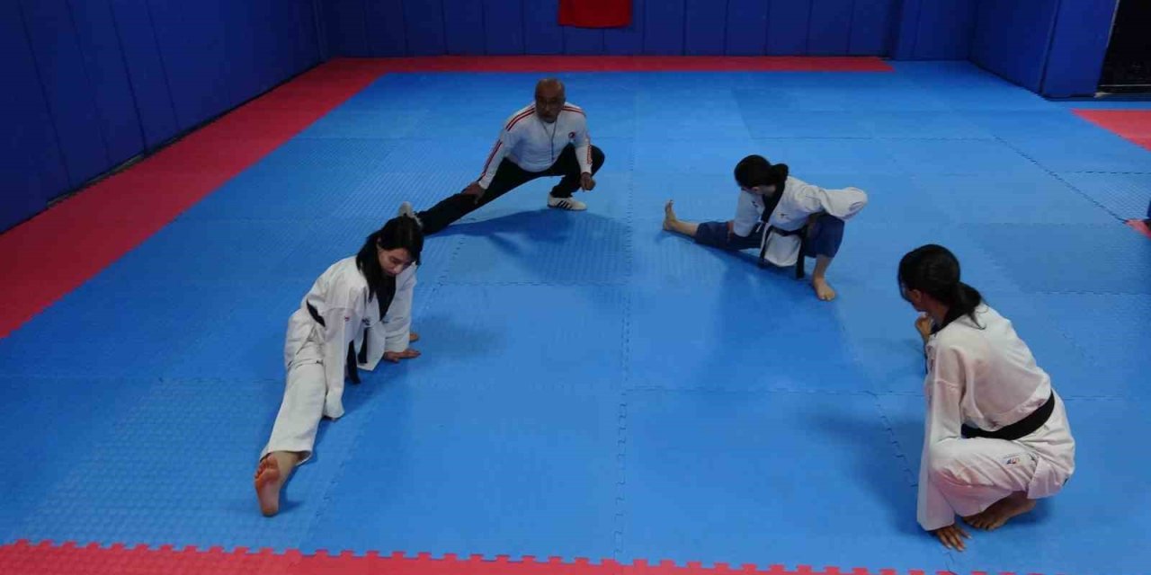 Vakit geçirsinler diye salona götürdüğü 3 kızı milli tekvandocu oldu