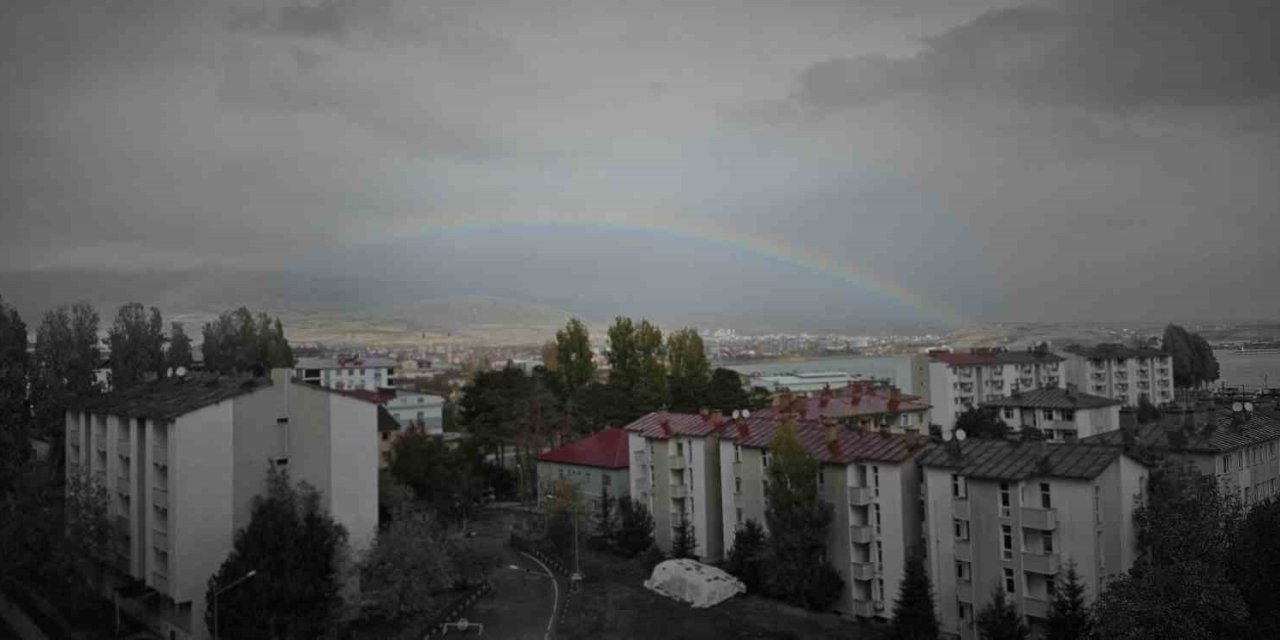 Tatvan’da yağmur sonrası gökkuşağı