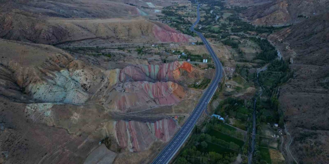 Oltu'daki Gökkuşağı Tepeleri, 45 milyon yılda oluştu