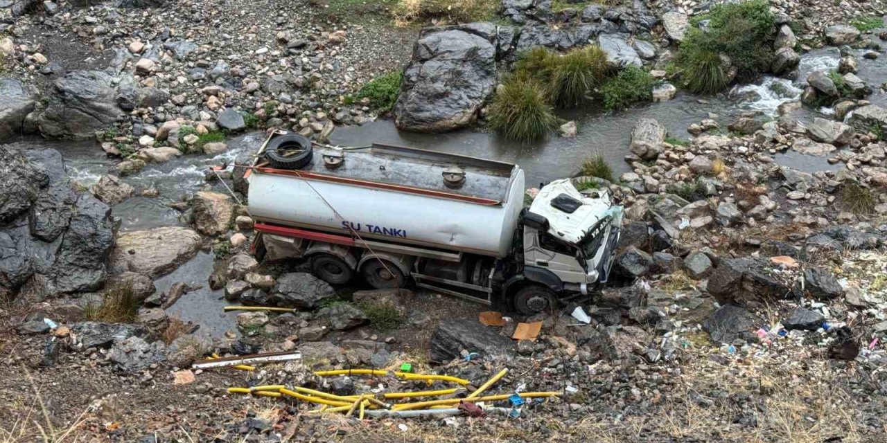 Uludere'de su tankeri uçurumdan yuvarlandı: 1 yaralı