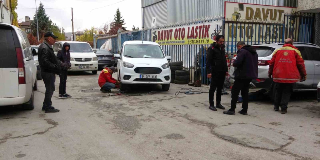 Kış lastiği uygulaması başladı: Van'daki lastikçilerde yoğunluk arttı