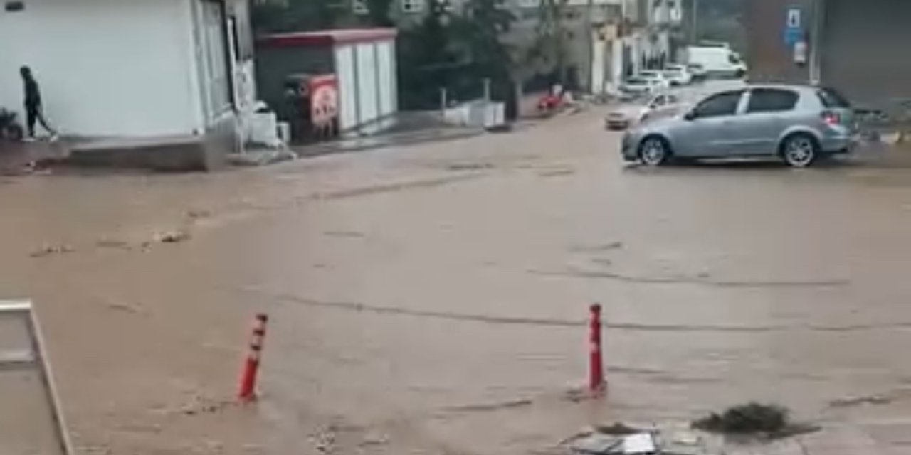 Mardin’de sağanak yağış etkili oldu, yollar göle döndü