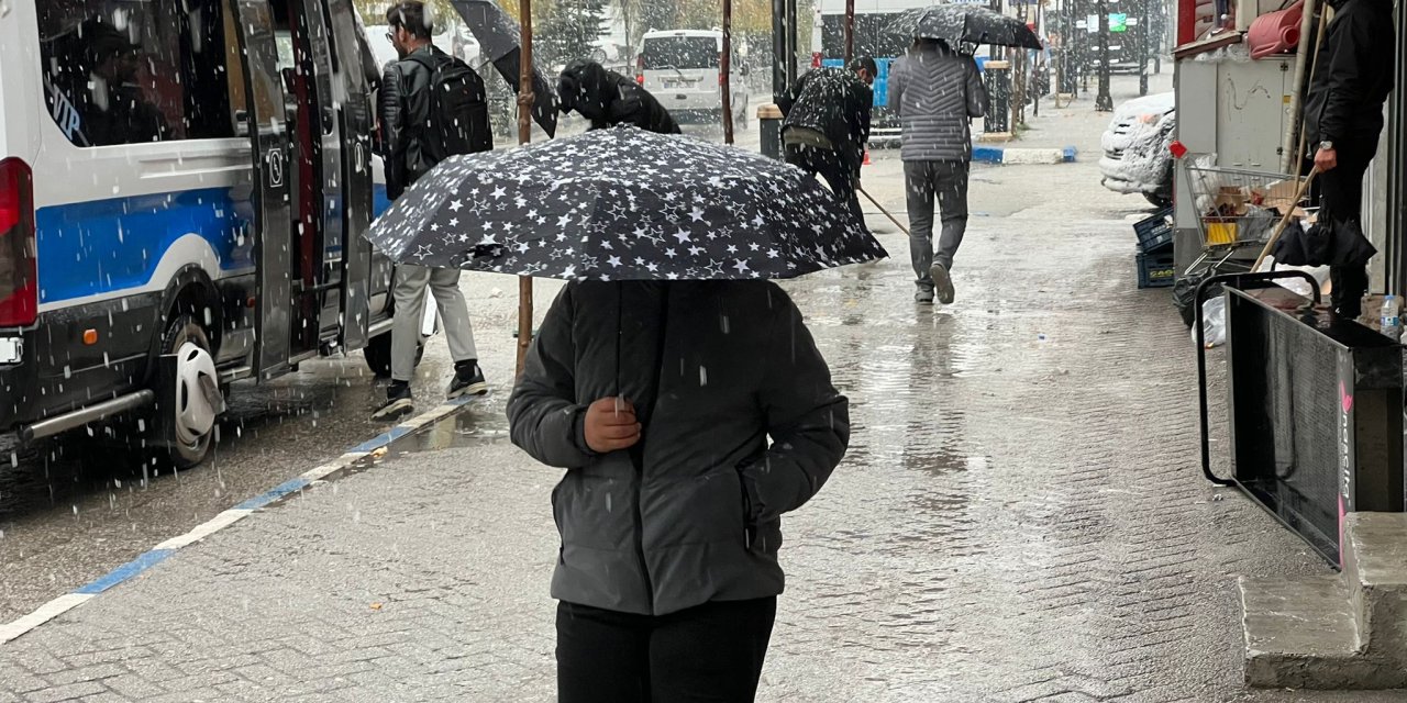 Yüksekova’da yağmur yerini kara bıraktı