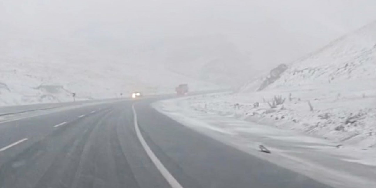 Van'da Karabet Geçidi'nde kar yağışı etkili oldu