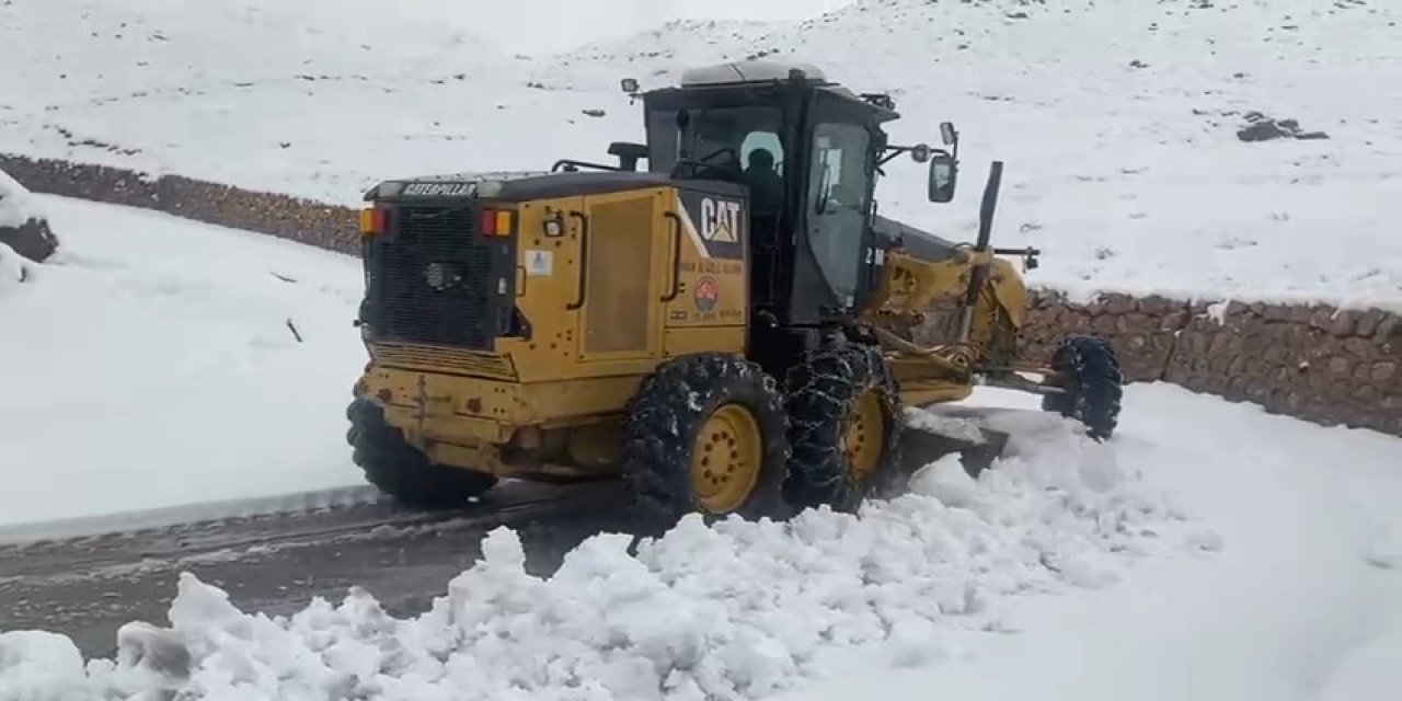 Şırnak’ta kardan kapanan 6 köy yolu ulaşıma açıldı