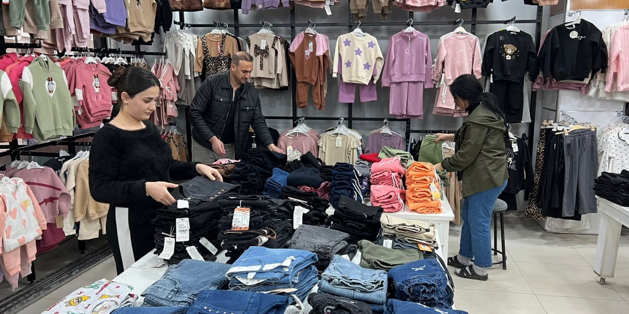 Yüksekova'da İnci giyim yeni yerinde hizmet vermeye başladı