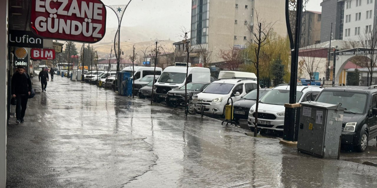 Yüksekovalılar güne karla karışık yağmurla uyandı