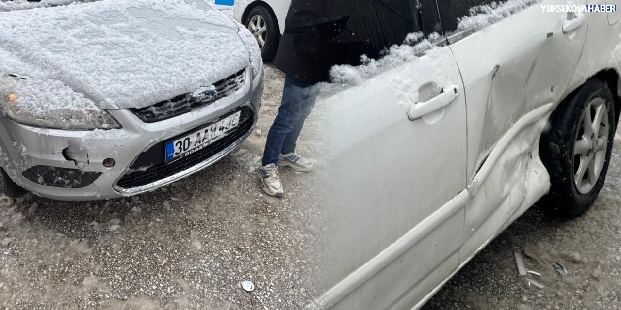 Yüksekova’da kaygan yolda iki araç çarpıştı