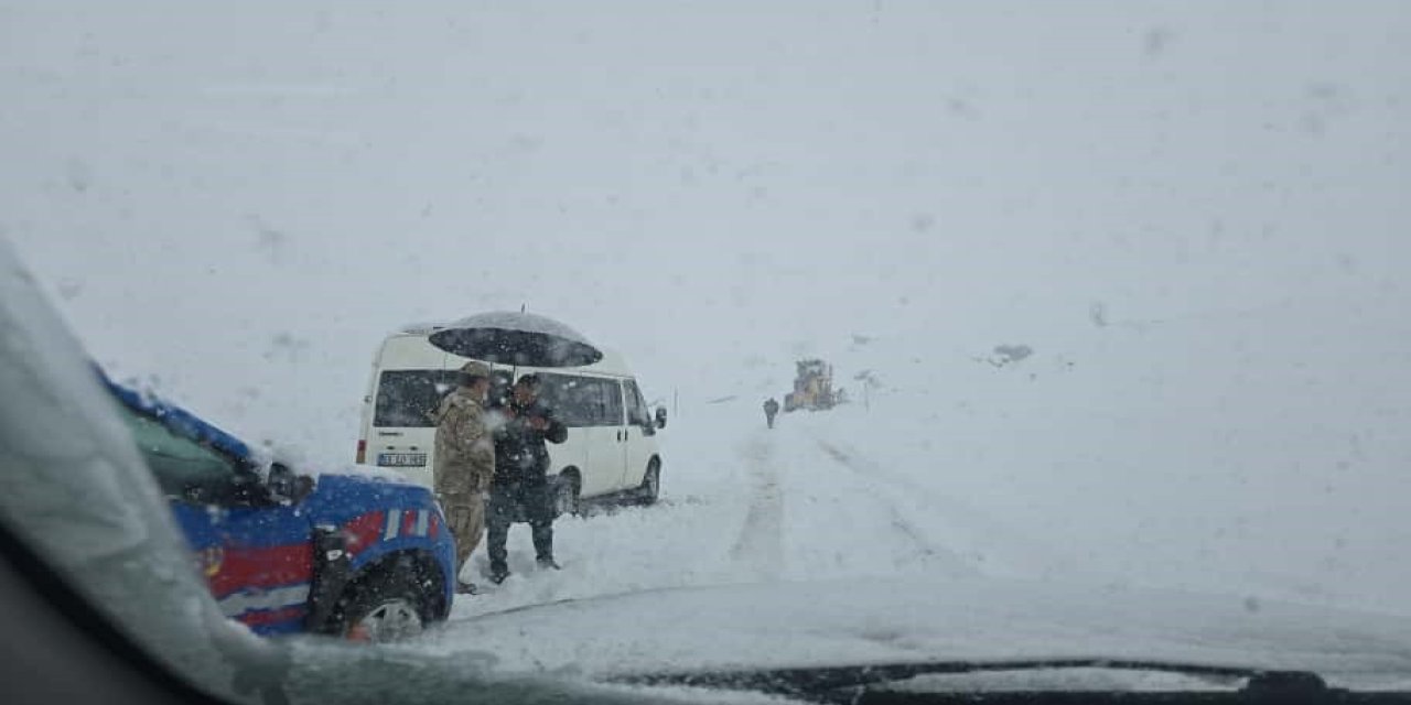 2600 rakımlı bölgede karda mahsur kalan yolcuları belediye ekibi kurtardı