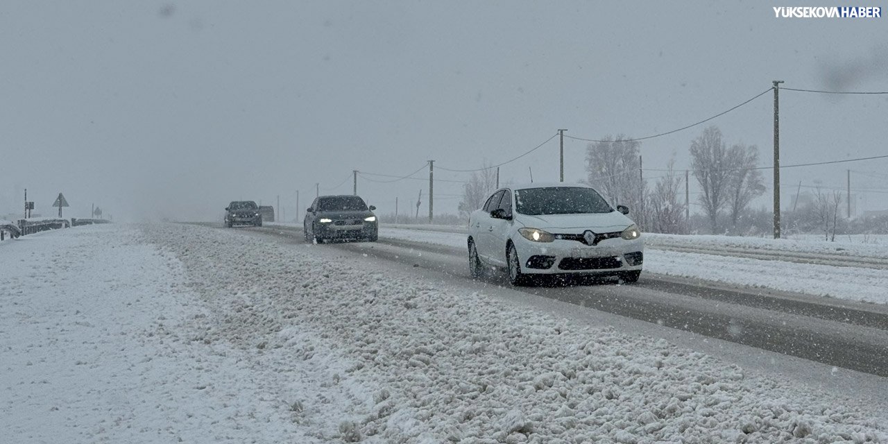 Hakkari ve ilçelerinde kar yağışı ulaşımı olumsuz etkiliyor