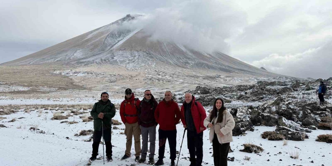 Ağrı Dağı’nda kar yağışına rağmen 27 dağcı tırmandı