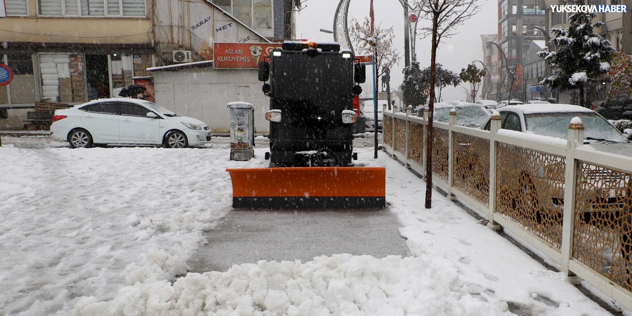 Hakkari Belediyesi'nin kompakt kar temizleme aracı hizmete girdi