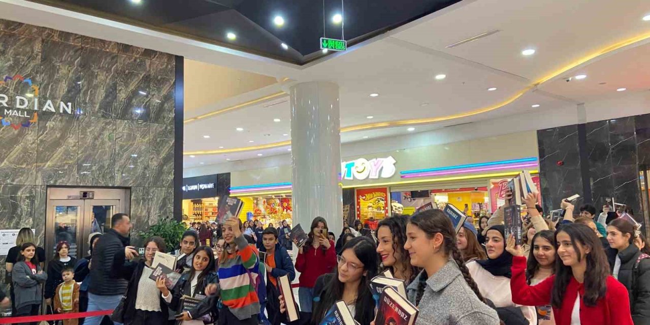 Selin Solaris ve Işıl Lima Mardian Mall’da okurlarıyla bir araya geldi