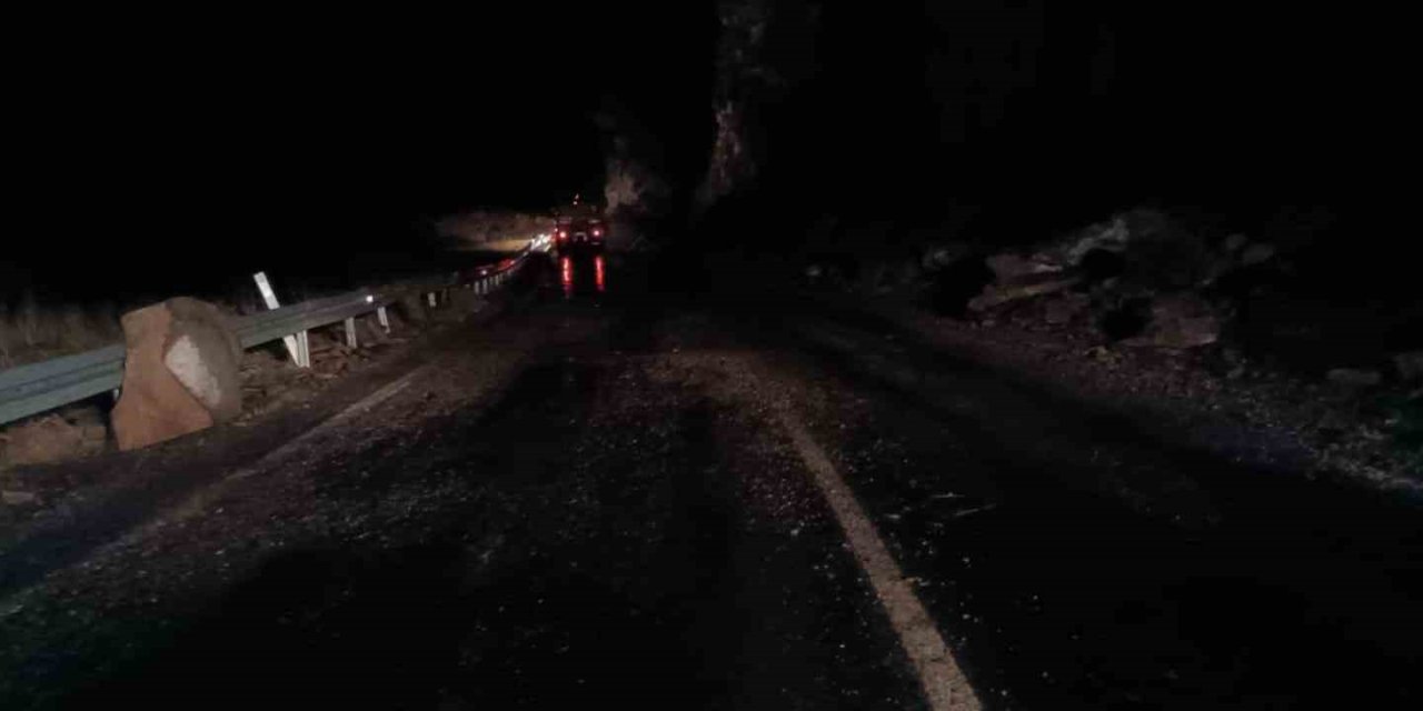 Şırnak’ta dağdan kopan kaya parçaları yola savruldu