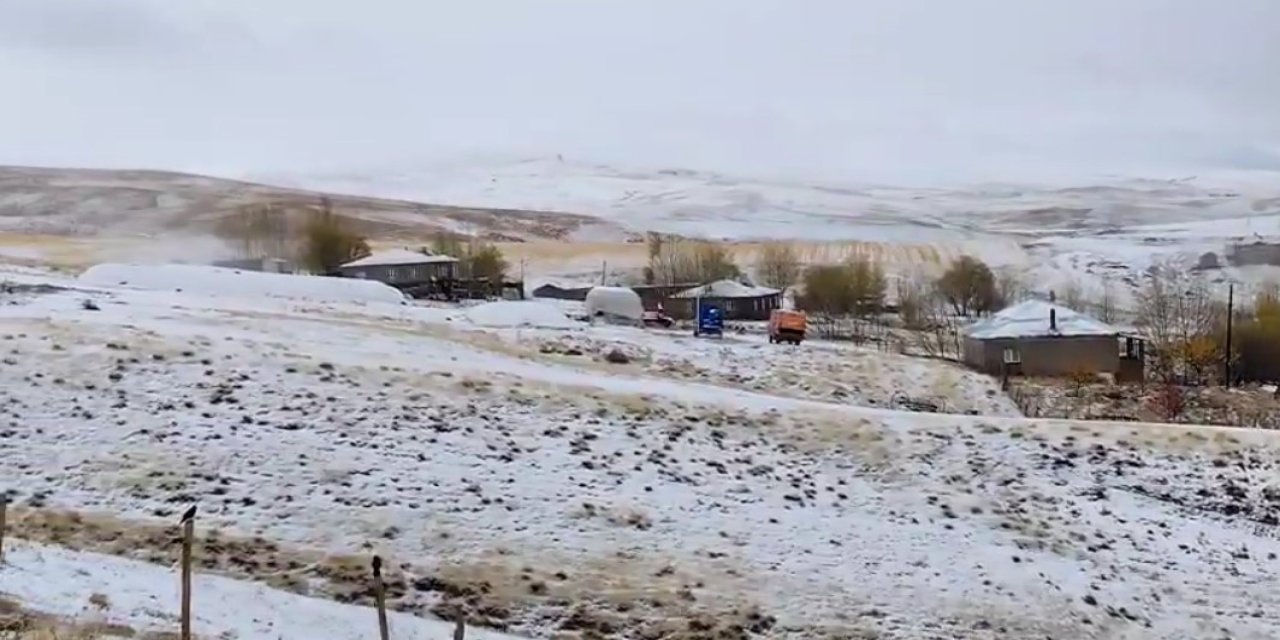 Bitlis'in Ahlat ilçesinde köyler beyaza büründü