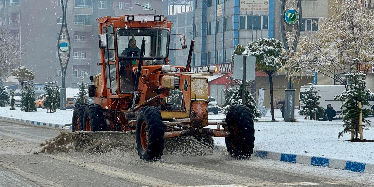 Karayolları ekibi yollardaki buzlanmayı önlemek için çalışma başlattı