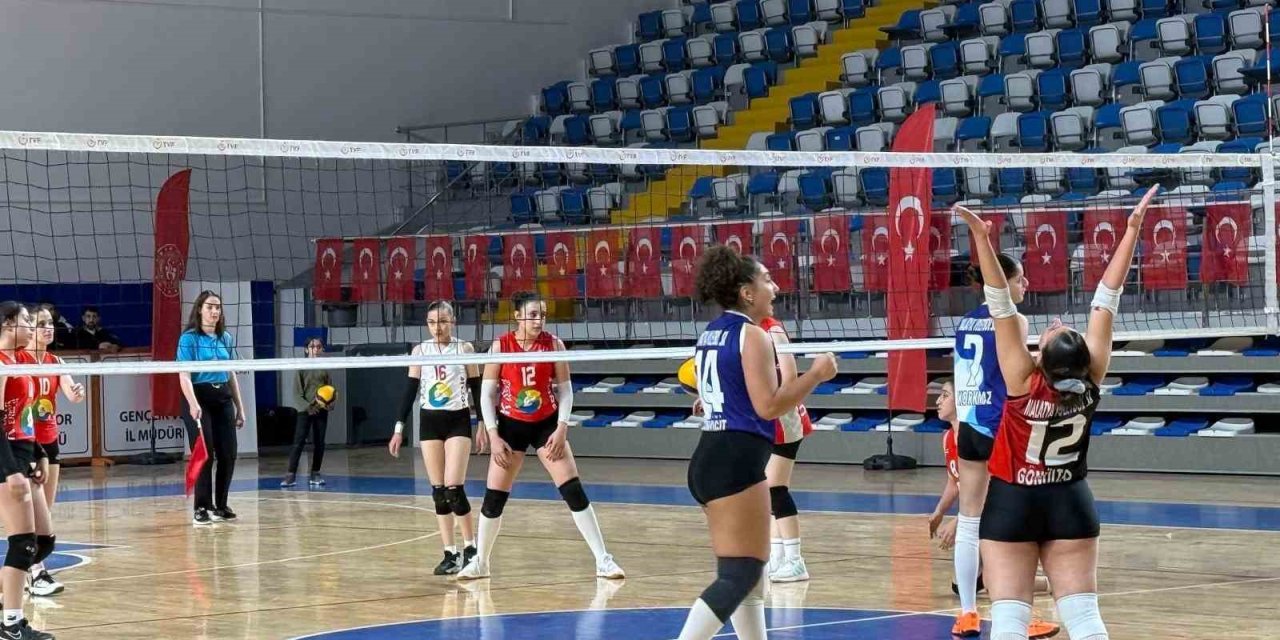 Hakkari Sportif, Malatya Voleybol takımına 3-2 mağlup oldu