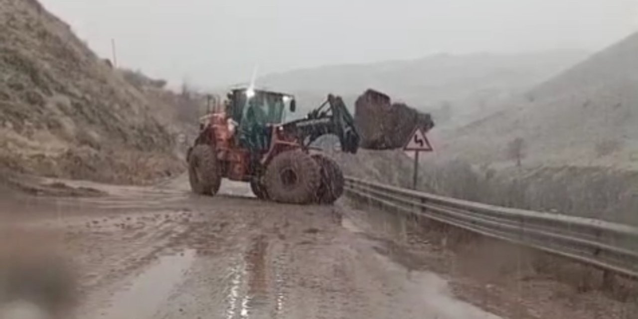 Yüksekova-Van yolunda heyelan meydana geldi