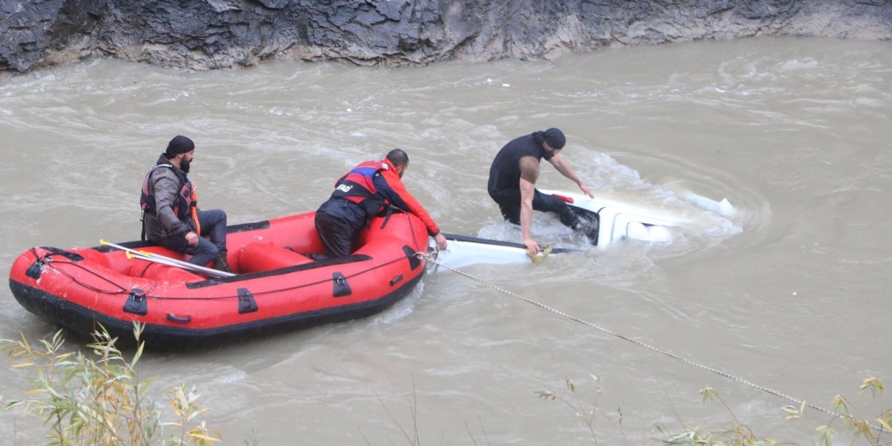 Zap Suyu’na yuvarlanan kamyonetteki 2 kişi hayatını kaybetti