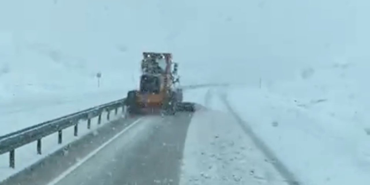 Yüksekova’da Karayolları ekipleri, karla mücadele çalışması yaptı