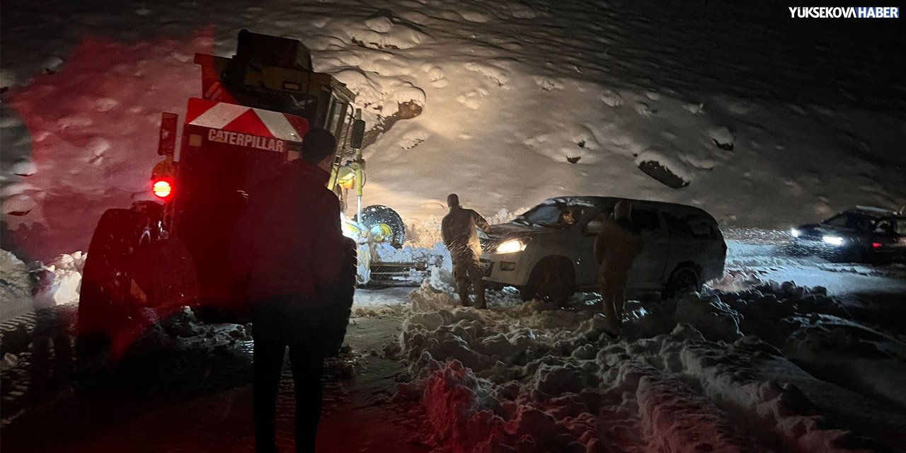 Yüksekova’da kar ve tipi 7 aracı yolda bıraktı, 25 kişi kurtarıldı