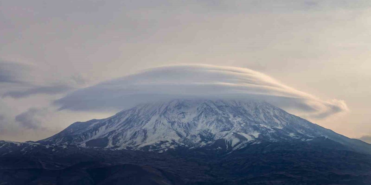 Ağrı Dağı’nda "mercek bulutu" hayran bıraktı