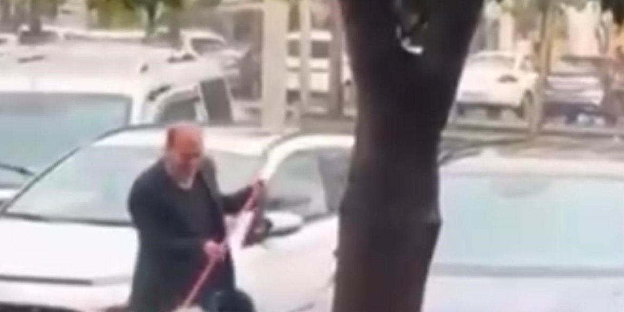 Sağanak yağmur altında arabasını yıkadı