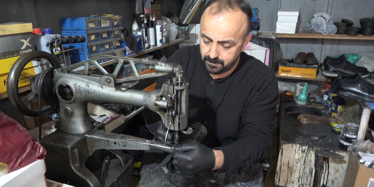 15 yıldır ayakkabı tamir ederek ailesini geçindiriyor