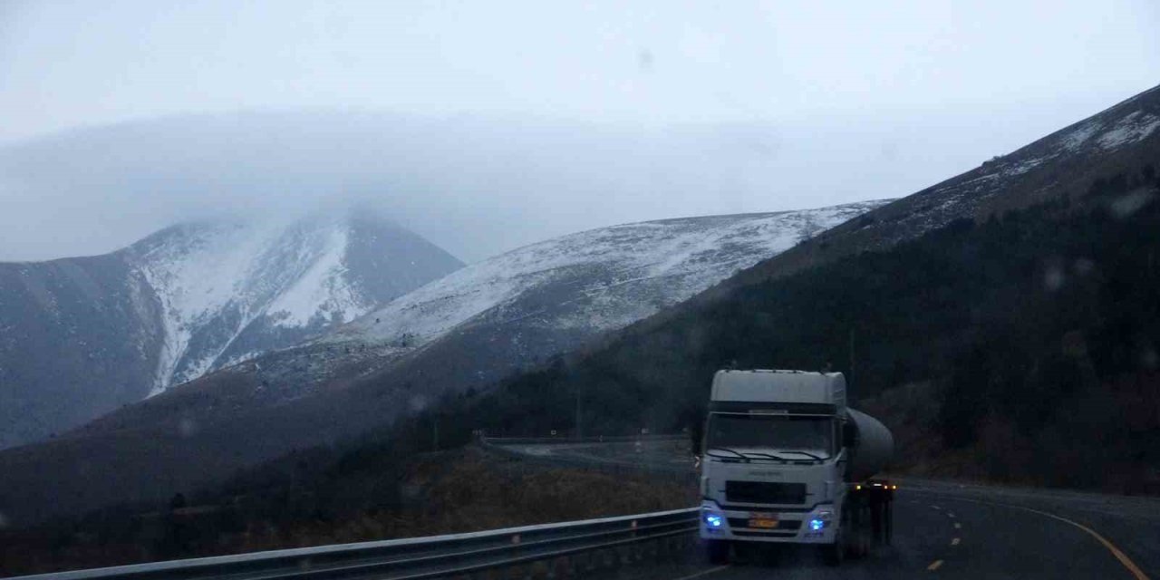Ardahan’ın yüksek kesimlerine kar yağdı