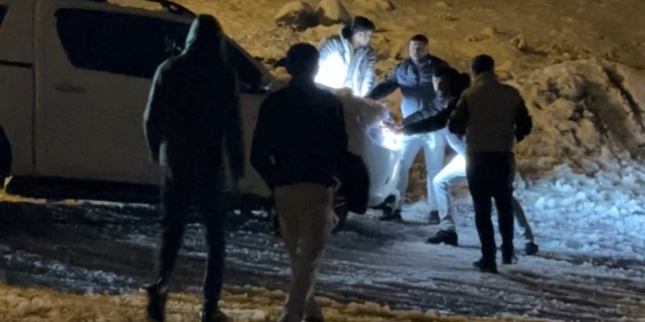 Yüksekova’da yollar buz pistine döndü