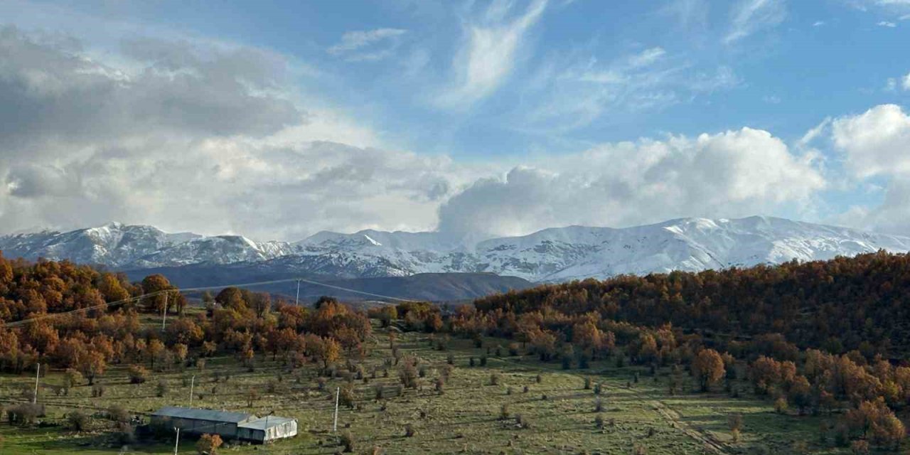 Bingöl'de karla kaplı dağlar sonbaharın renkleriyle buluştu