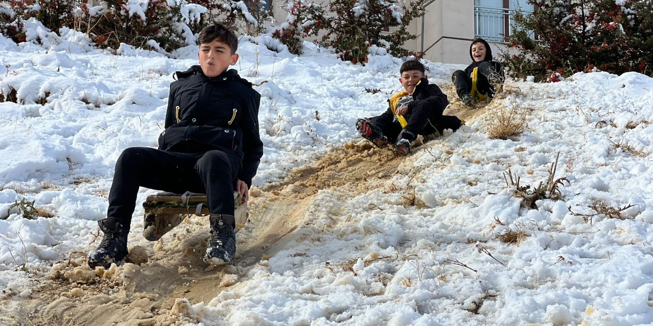 Yüksekova’da çocuklar kar yağışı sonrası kayarak eğlendi