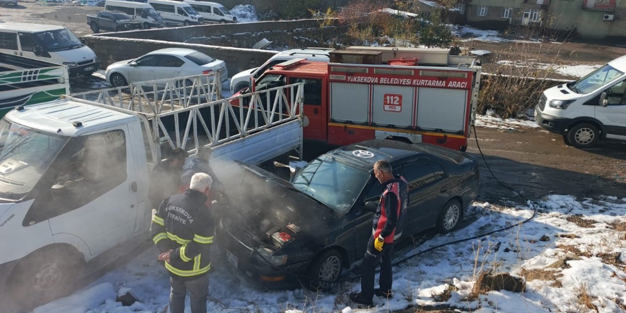 Yüksekova’da seyir halindeki otomobil yandı
