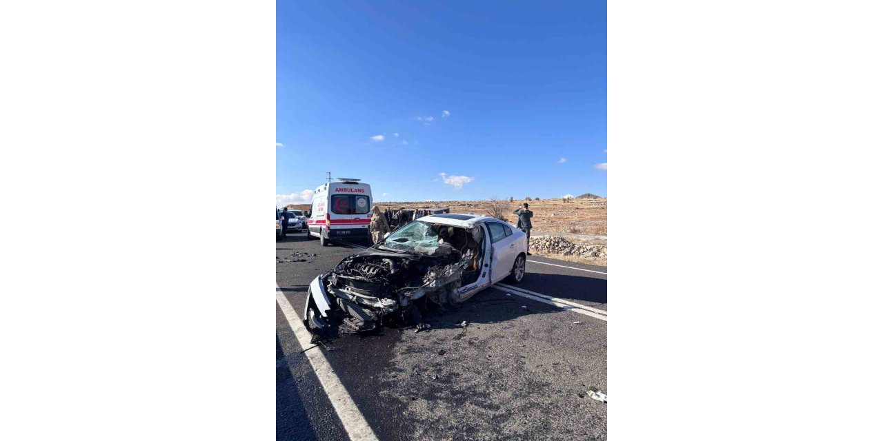 Mardin’de otomobil ile açık kasa kamyonet çarpıştı: 2 kişi yaralandı