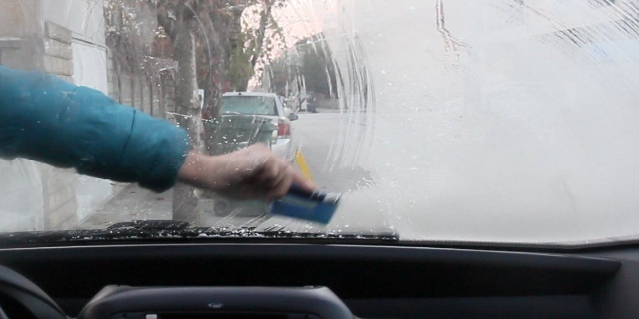 Erzincan’da araç camları buz tuttu