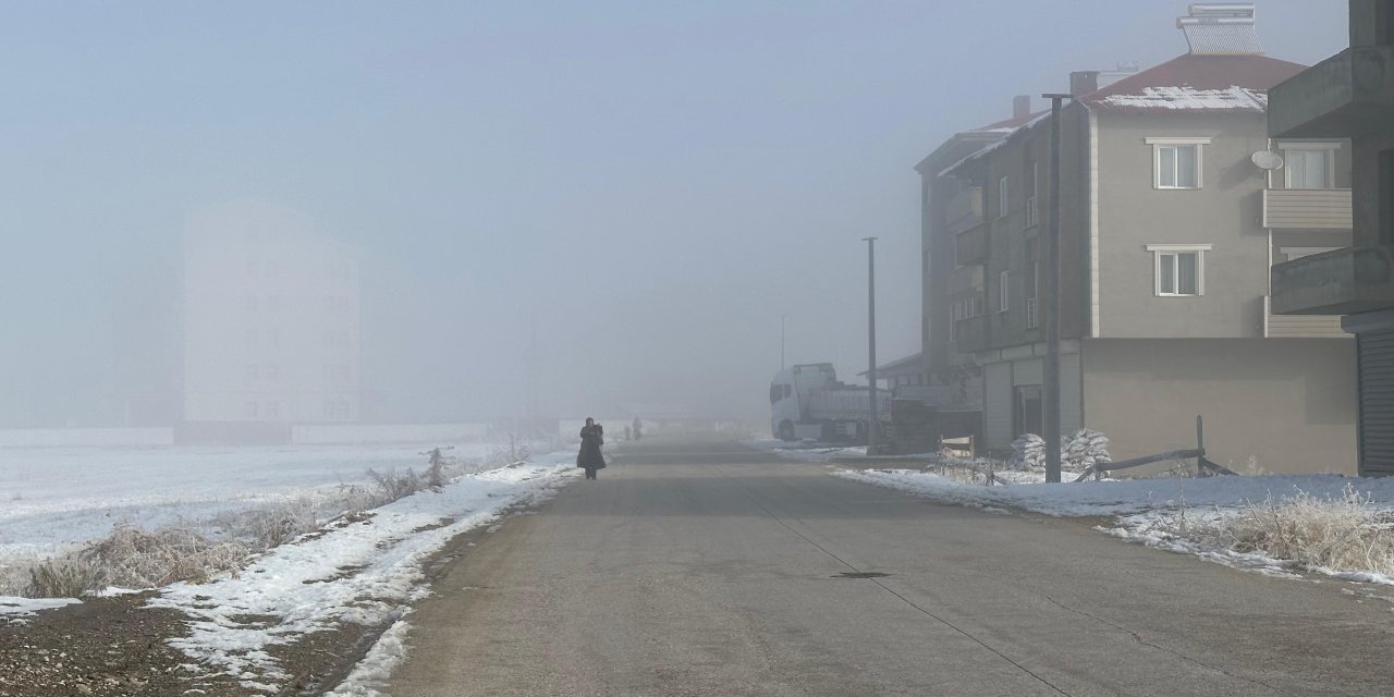 Yüksekova’yı yoğun sis kapladı