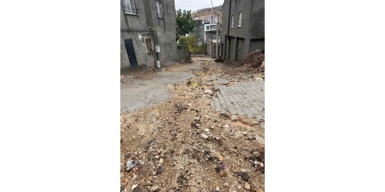 Mazıdağı’nda  çukurlarda ortaya çıkan doğal gaz boruları tehlike saçıyor